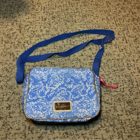 Lilly Pulitzer Retired Turtley Awesome Print Insulated Lunch Bag with Strap - Picture 1 of 7